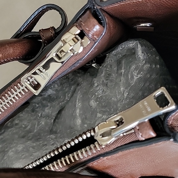 Authentic Prada Twin Pocket Tote Hand & Crossbody Bag - Picture 14 of 15